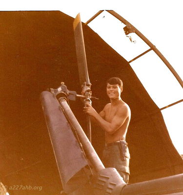 Dwayne Guidry replacing tail rotor
Dwayne Guidry Photo

Lai Khe 1970 - 1971
